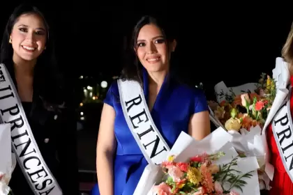 Alexa González, Reina de la Feria Nacional de San Marcos 2026, junto a Andy y Mina, princesas de la FNSM2026. Foto: JLMNoticias / Patronato FNSM2026.
