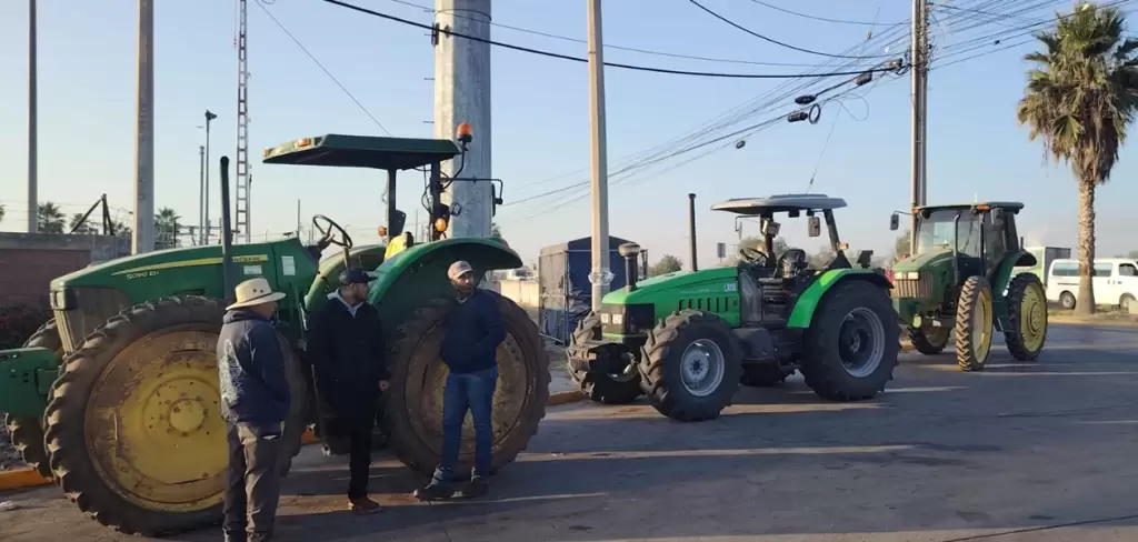 Productores realizan bloqueos parciales en carreteras de Aguascalientes para exigir cambios a la Ley de Aguas