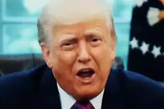 Publicación de la Casa Blanca con jingle navideño que hace referencia a deportaciones de migrantes en Estados Unidos.