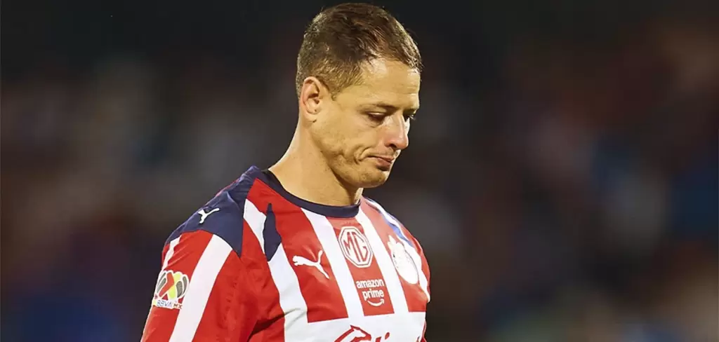 Chicharito durante su segunda etapa con Chivas antes de anunciar su salida del club