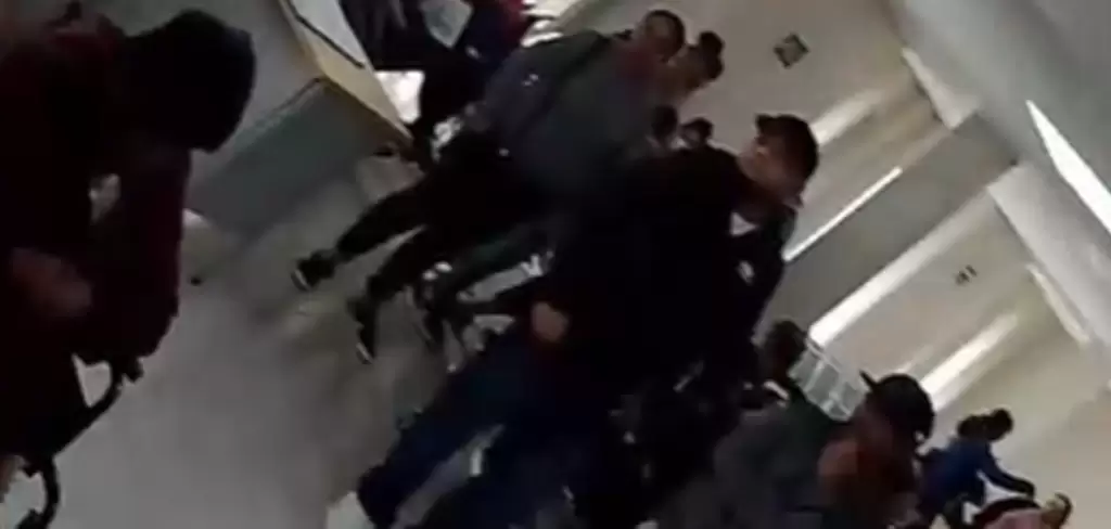 Pacientes renales esperan por horas atención en la clínica de hemodiálisis del IMSS en Aguascalientes