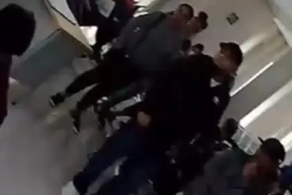 Pacientes renales esperan por horas atención en la clínica de hemodiálisis del IMSS en Aguascalientes