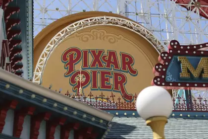 Disney invierte mil millones de dólares en OpenAI para integrar inteligencia artificial en sus personajes y contenidos