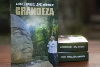 Portada del libro Grandeza de AMLO y su visión sobre el México indígena