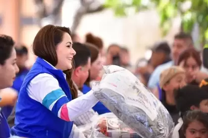 Durante una gira navideña, Tere Jiménez entregó apoyos y regalos a familias de San José de Gracia, Pabellón de Arteaga, Asientos y Rincón de Romos.