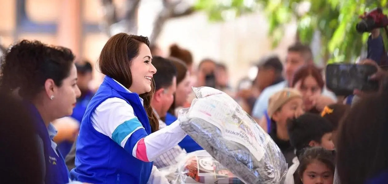 Durante una gira navideña, Tere Jiménez entregó apoyos y regalos a familias de San José de Gracia, Pabellón de Arteaga, Asientos y Rincón de Romos.