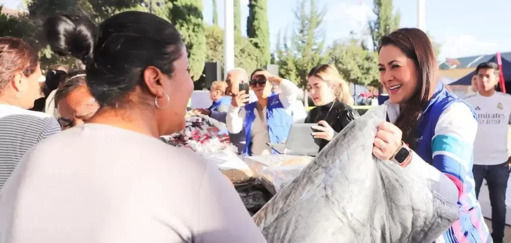 Tere Jiménez realizó una gira por comunidades de cuatro municipios, donde entregó apoyos y regalos navideños a familias del interior del estado.