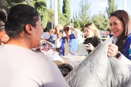 Tere Jiménez realizó una gira por comunidades de cuatro municipios, donde entregó apoyos y regalos navideños a familias del interior del estado.