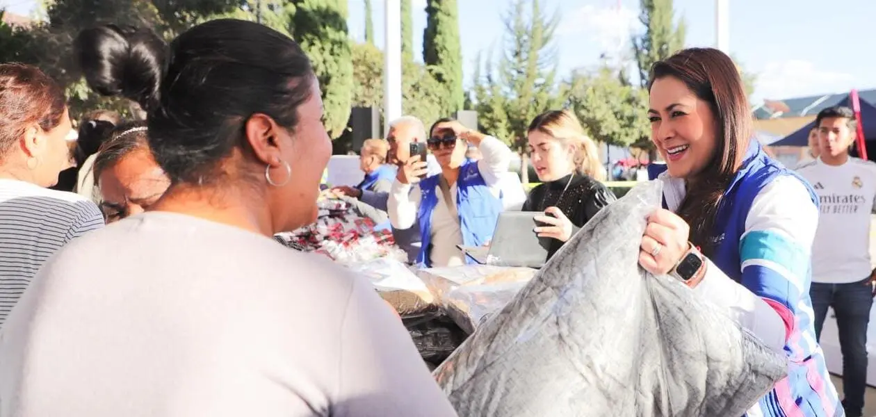 Tere Jiménez realizó una gira por comunidades de cuatro municipios, donde entregó apoyos y regalos navideños a familias del interior del estado.