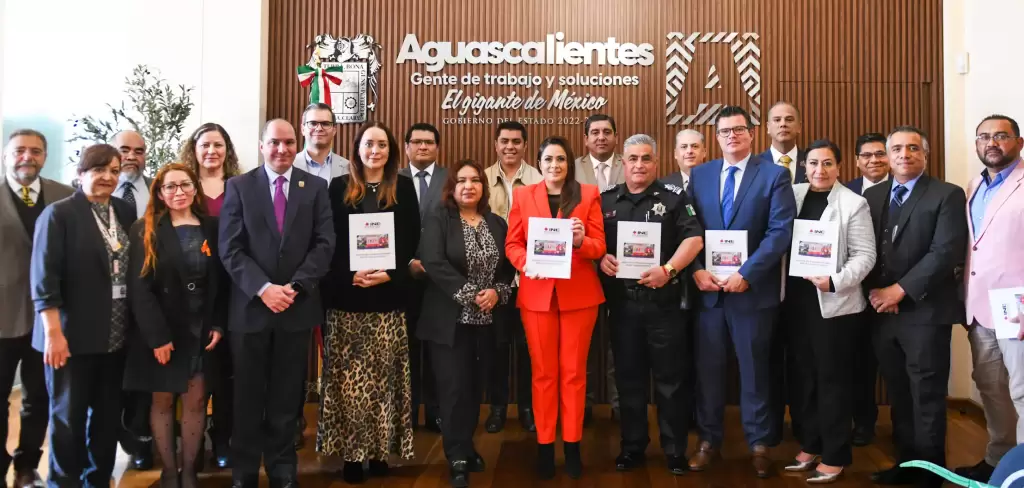 INE entrega a Tere Jiménez la Agenda de Atención basada en la voz de 137 mil niñas y niños; el documento orientará acciones para garantizar sus derechos y bienestar.