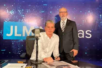 Juan Carlos Arredondo, nuevo Rector de la UAA, en el estudio de JLMNoticias con José Luis Morales. Aguascalientes celebra relevo en la UAA. Foto: JLMNoticias / Especial.