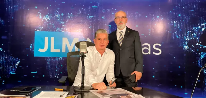 Juan Carlos Arredondo, nuevo Rector de la UAA, en el estudio de JLMNoticias con José Luis Morales. Aguascalientes celebra relevo en la UAA. Foto: JLMNoticias / Especial.
