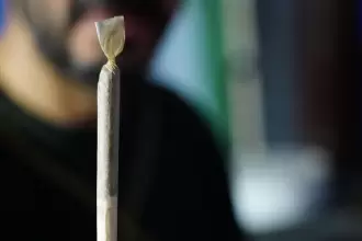 Consumo de drogas y vapeo en México aumentan en adultos mientras adolescentes enfrentan una crisis de salud mental, según la ENCODAT 2025.