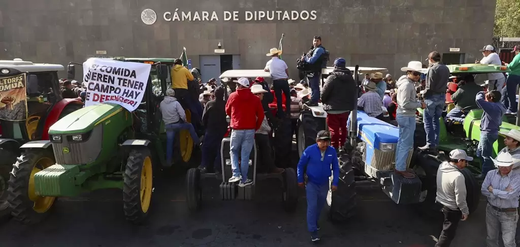 Campesinos y autoridades enfrentan protestas nacionales tras la aprobación de la nueva LEY del agua en México.Campesinos y autoridades enfrentan protestas nacionales tras la aprobación de la nueva Ley del Aguas en México.
