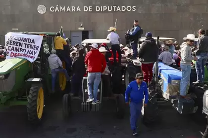 Campesinos y autoridades enfrentan protestas nacionales tras la aprobación de la nueva LEY del agua en México.Campesinos y autoridades enfrentan protestas nacionales tras la aprobación de la nueva Ley del Aguas en México.