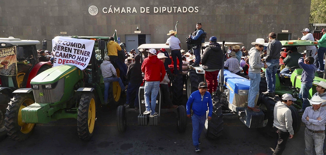 Campesinos y autoridades enfrentan protestas nacionales tras la aprobación de la nueva LEY del agua en México.Campesinos y autoridades enfrentan protestas nacionales tras la aprobación de la nueva Ley del Aguas en México.