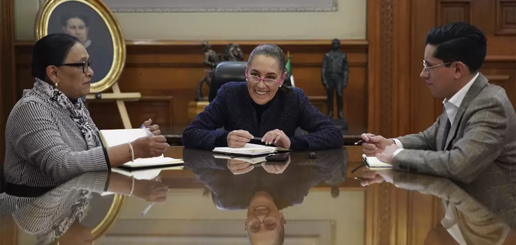 La presidenta Claudia Sheinbaum conversa con el papa León XIV y lo invita a visitar México durante el Día de la Virgen de Guadalupe.