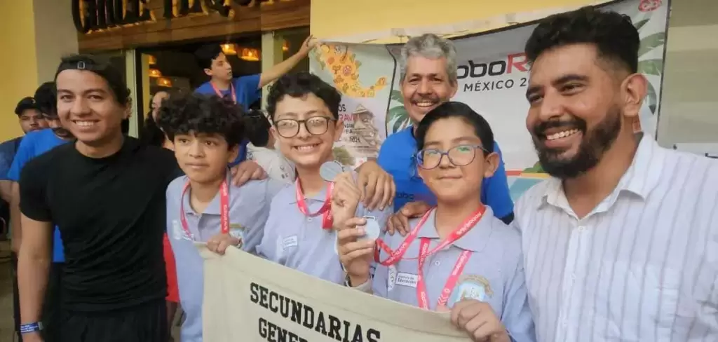 Estudiantes de Aguascalientes ganan lugares en RoboRAVE México y aseguran su pase al Mundial 2026 en Japón, destacando en categorías de robótica educativa.