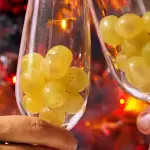 Familia mexicana come uvas durante el ritual de Año Nuevo para recibir los 12 meses