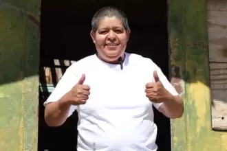 Martha, taxista del 4532, rompe estereotipos y recibe reconocimiento por su labor empática con pasajeros y personas con discapacidad.