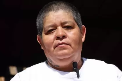 La taxista Martha Lilia Marín destaca en Aguascalientes por su empatía y servicio, recibiendo el reconocimiento “Conductores Gigantes”.