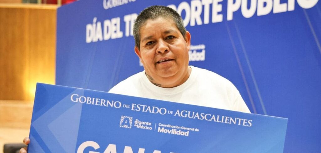 Martha, taxista del 4532 en Aguascalientes, recibe reconocimiento por su trato humano y servicio a personas con discapacidad.
