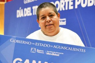 Martha, taxista del 4532 en Aguascalientes, recibe reconocimiento por su trato humano y servicio a personas con discapacidad.