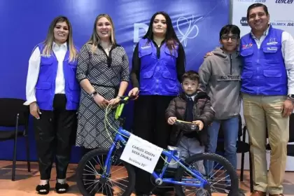 DIF Estatal y Fundación Telmex-Telcel entregan becas, apoyos tecnológicos y sillas de ruedas a 85 beneficiarios en Aguascalientes.