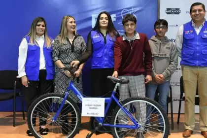 DIF Estatal y Fundación Telmex-Telcel entregan becas, tabletas, bicicletas y sillas de ruedas para apoyar a 85 personas en Aguascalientes.
