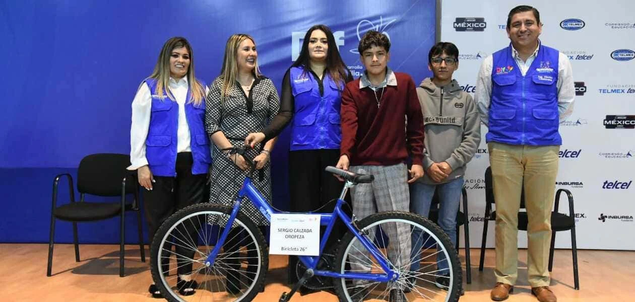 DIF Estatal y Fundación Telmex-Telcel entregan becas, tabletas, bicicletas y sillas de ruedas para apoyar a 85 personas en Aguascalientes.