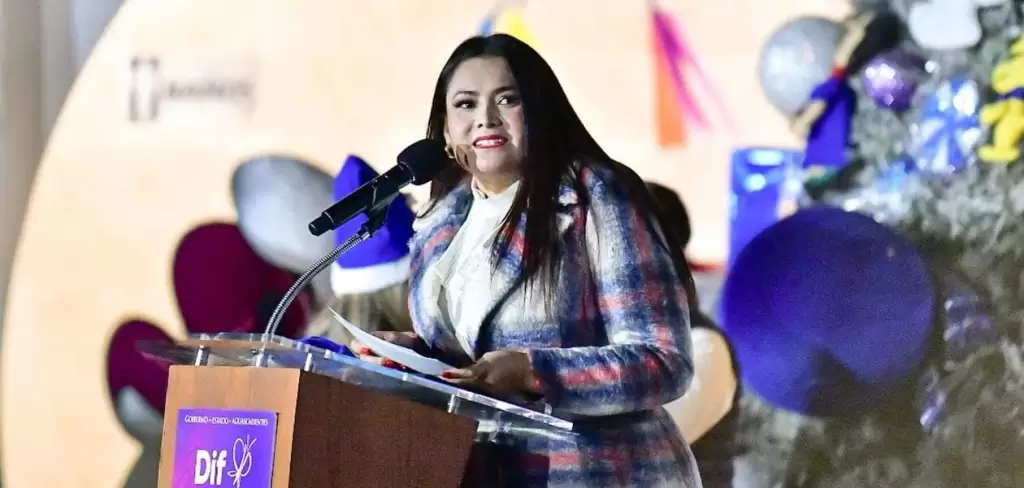 Tere y Aurora Jiménez encendieron el Árbol Navideño del DIF Estatal, dando inicio a una celebración llena de unión, esperanza y espíritu navideño.