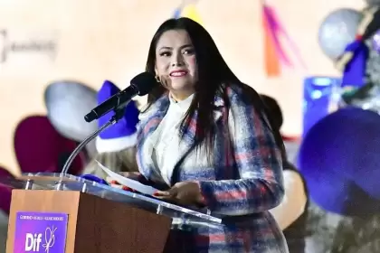 Tere y Aurora Jiménez encendieron el Árbol Navideño del DIF Estatal, dando inicio a una celebración llena de unión, esperanza y espíritu navideño.