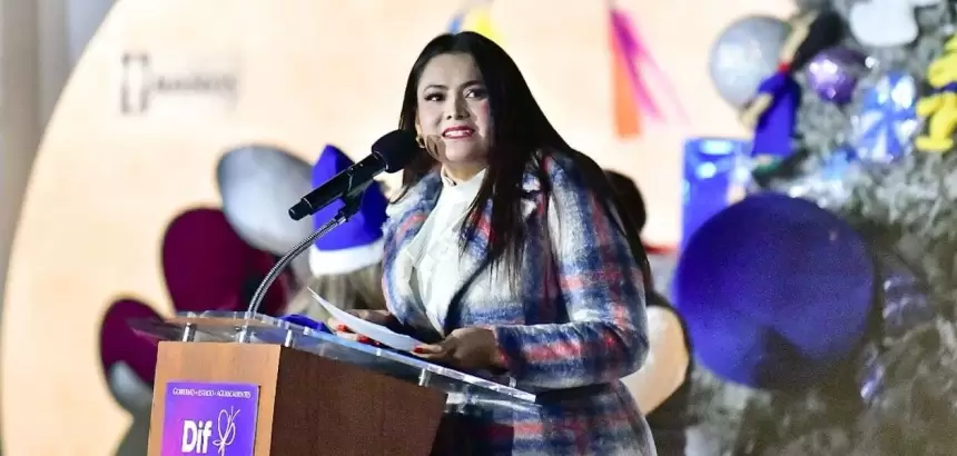 Tere y Aurora Jiménez encendieron el Árbol Navideño del DIF Estatal, dando inicio a una celebración llena de unión, esperanza y espíritu navideño.