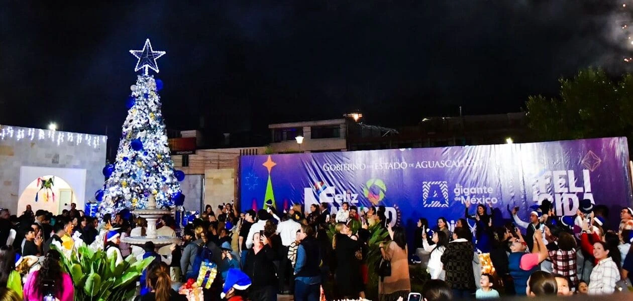 Encendido del Árbol del DIF Estatal reúne a familias en una noche llena de luz, unión y espíritu navideño encabezada por Tere y Aurora Jiménez.