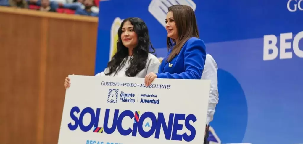 Aguascalientes entrega 1,000 becas de titulación a jóvenes egresados, fortaleciendo su desarrollo profesional y el acceso a nuevas oportunidades.