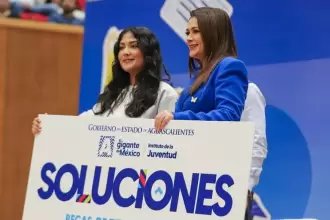 Aguascalientes entrega 1,000 becas de titulación a jóvenes egresados, fortaleciendo su desarrollo profesional y el acceso a nuevas oportunidades.