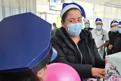 La Secretaría de Seguridad Pública del Estado entregó juguetes a niñas y niños con cáncer en el Hospital Hidalgo, como parte de acciones de prevención y cercanía social.