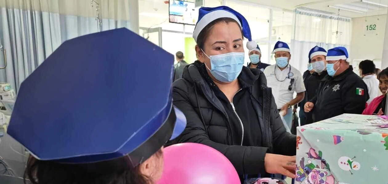 La Secretaría de Seguridad Pública del Estado entregó juguetes a niñas y niños con cáncer en el Hospital Hidalgo, como parte de acciones de prevención y cercanía social.