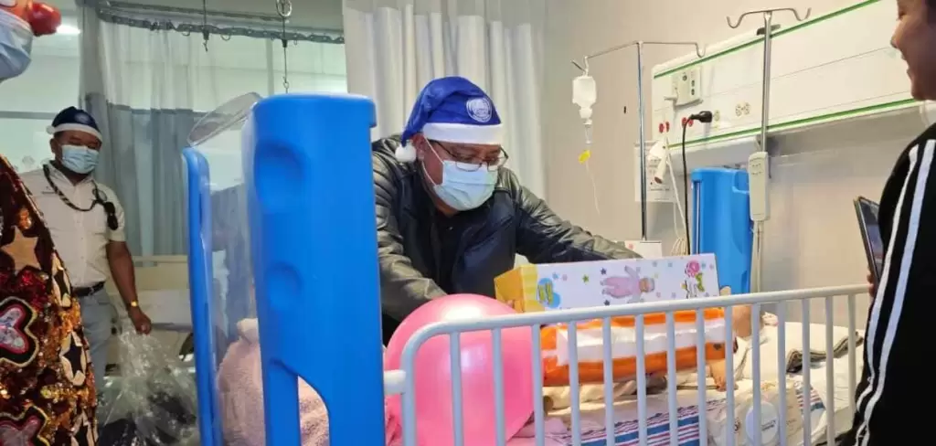 Niñas y niños con cáncer del Hospital Hidalgo recibieron juguetes en una jornada organizada por la SSPE y CEPREV, con apoyo de sociedad civil.