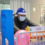 Niñas y niños con cáncer del Hospital Hidalgo recibieron juguetes en una jornada organizada por la SSPE y CEPREV, con apoyo de sociedad civil.