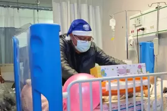 Niñas y niños con cáncer del Hospital Hidalgo recibieron juguetes en una jornada organizada por la SSPE y CEPREV, con apoyo de sociedad civil.
