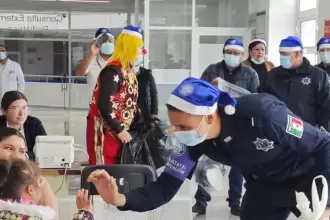 CEPREV y la SSPE entregaron juguetes a niñas y niños con cáncer en el Hospital Hidalgo, como parte de acciones de prevención y apoyo emocional.