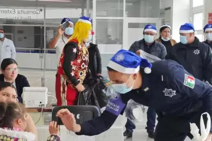 CEPREV y la SSPE entregaron juguetes a niñas y niños con cáncer en el Hospital Hidalgo, como parte de acciones de prevención y apoyo emocional.