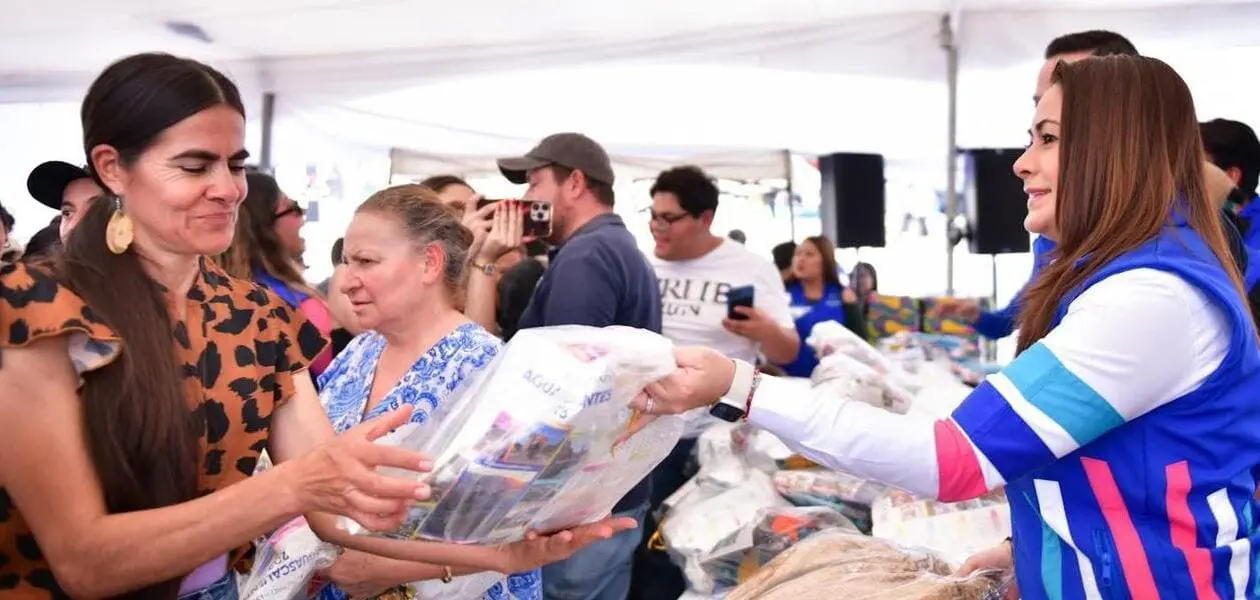 Tere Jiménez visitó comunidades de Calvillo y Aguascalientes para entregar apoyos y regalos navideños, reforzando la cercanía con las familias en esta temporada.