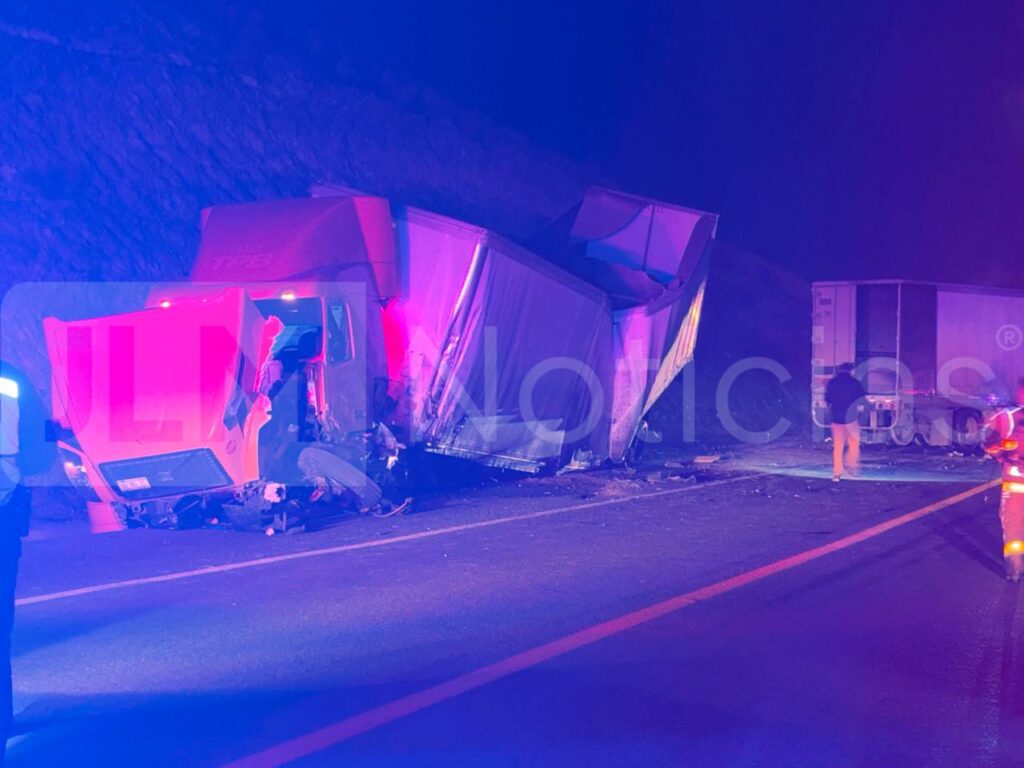 Accidente entre tráileres en el Libramiento Sur-Poniente de Aguascalientes deja unidades calcinadas