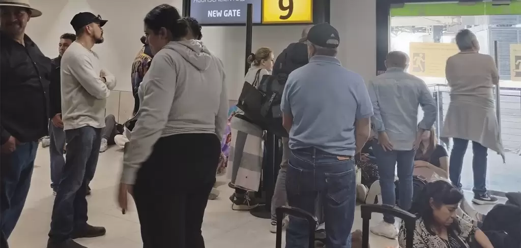 Pasajeros afectados por retrasos y cancelaciones en el aeropuerto de Aguascalientes durante la crisis de vuelos de Volaris.