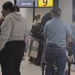Pasajeros afectados por retrasos y cancelaciones en el aeropuerto de Aguascalientes durante la crisis de vuelos de Volaris.