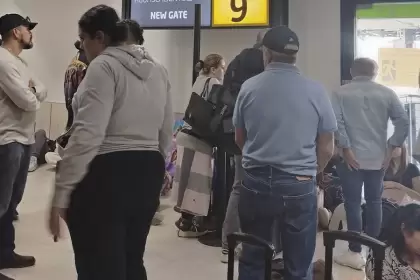 Pasajeros afectados por retrasos y cancelaciones en el aeropuerto de Aguascalientes durante la crisis de vuelos de Volaris.