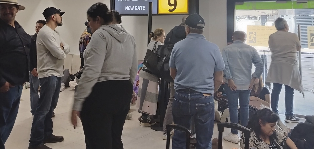 Pasajeros afectados por retrasos y cancelaciones en el aeropuerto de Aguascalientes durante la crisis de vuelos de Volaris.