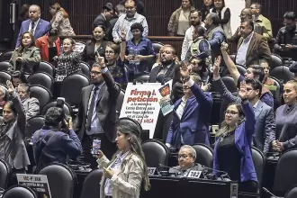 Diputados y senadores recibirán aguinaldo elevado y prestaciones de fin de año en México.